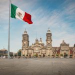 メキシコの国旗と広場のイメージ