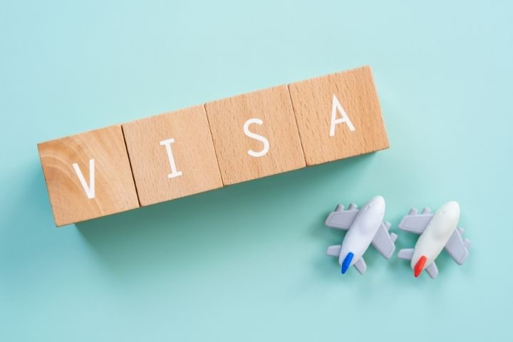 VISAの文字とミニチュア飛行機のイメージ