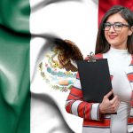 メキシコの国旗を背景に立つメキシコ人女性の画像