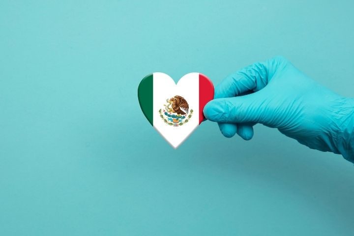 ハートモチーフのメキシコ国旗を持っているイメージ