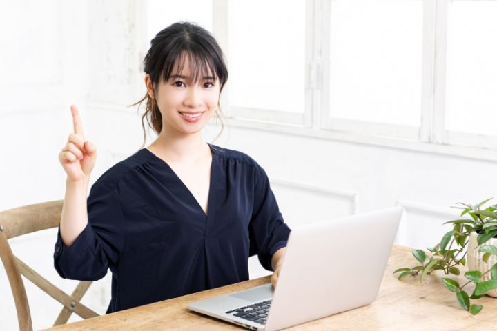 パソコンを操作する女性のイメージ