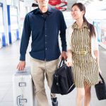 空港を歩く夫婦のイメージ
