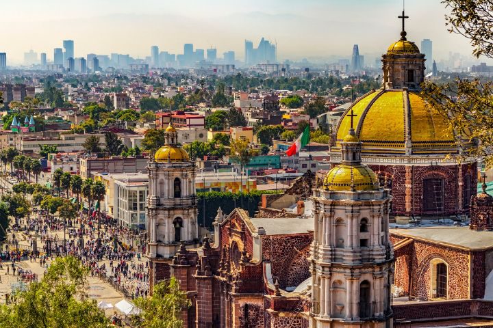 高所から写したメキシコシティの風景イメージ