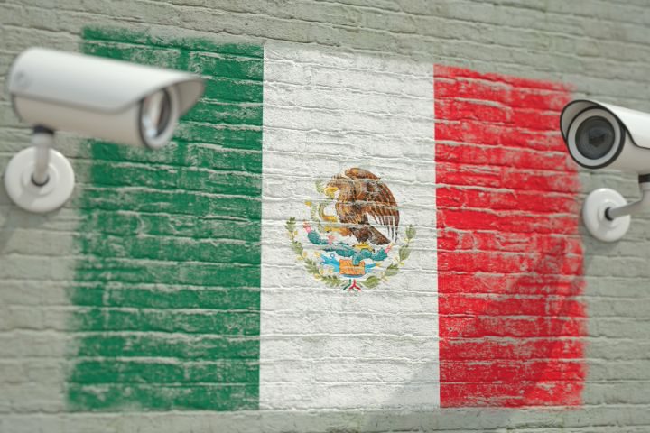 壁にメキシコ国旗の絵と防犯カメラがある画像