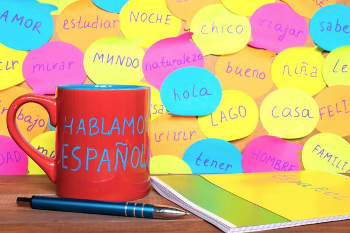 スペイン語の単語が書かれたコップと付箋の画像
