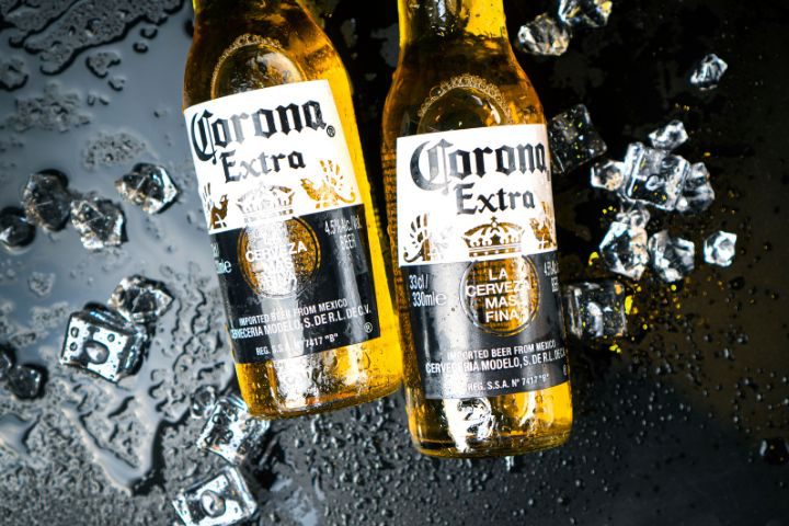 コロナビール2本と氷の画像