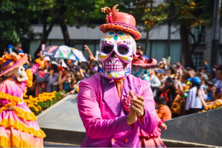 ガイコツが街にあふれる？！メキシコの代表的なお祭り「死者の日」を 