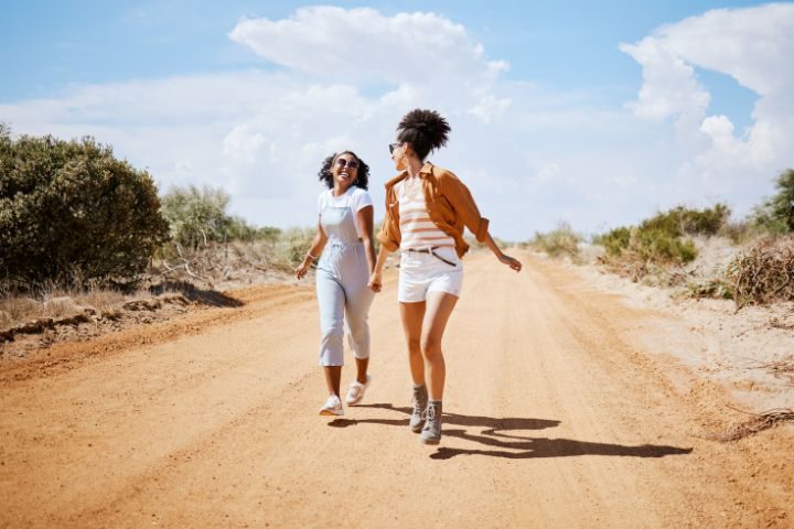 道を歩く2人の女性の画像