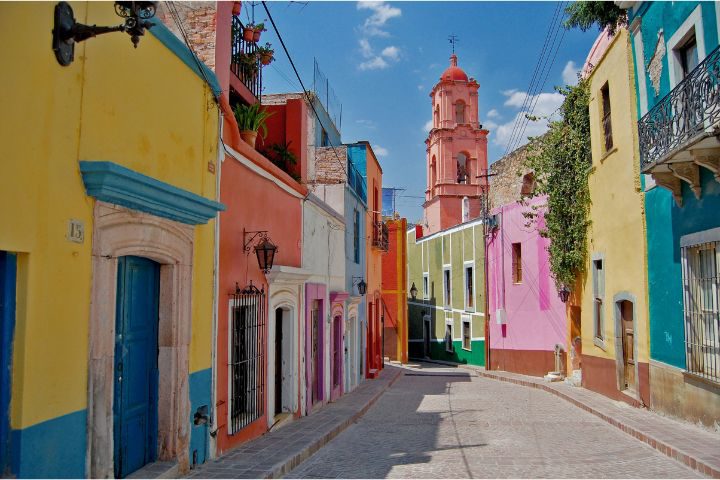 メキシコのカラフルな街並みのイメージ