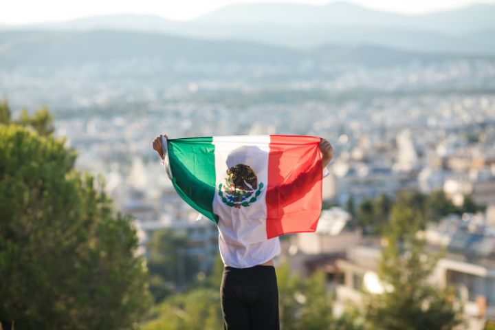 メキシコ国旗を掲げている画像