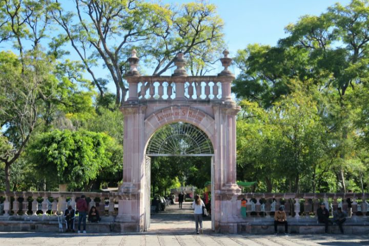 アグアスカリエンテスの公園のアーチのイメージ