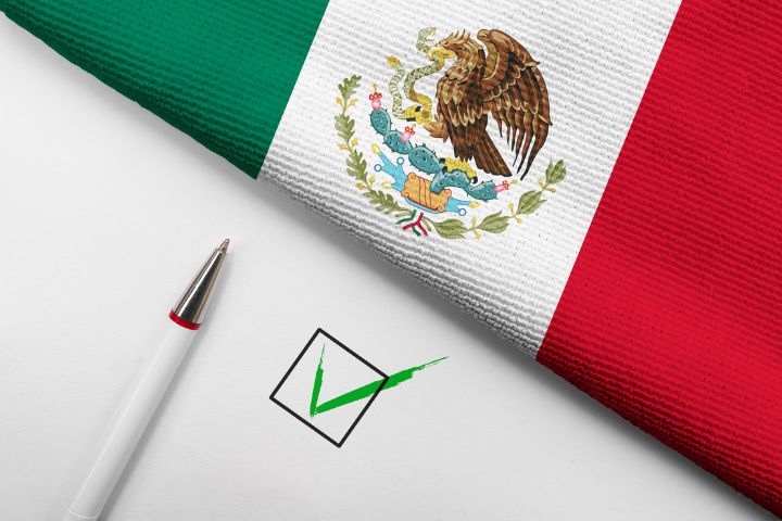 メキシコの国旗とチェックリストのイメージ