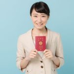 パスポートを持つスーツ姿の女性の画像
