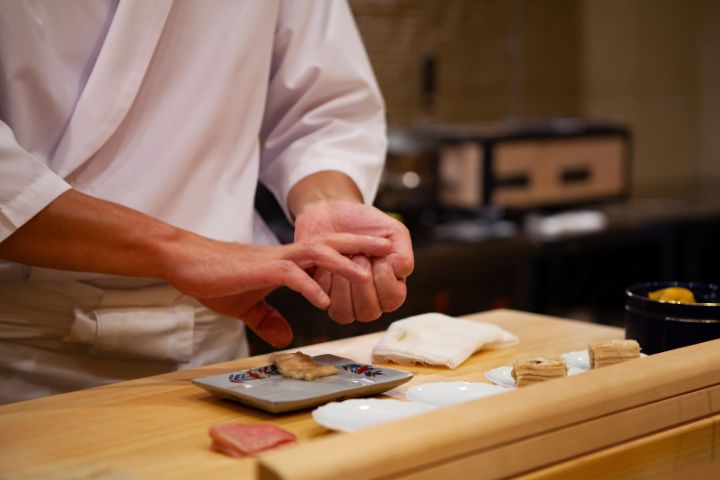 寿司職人が寿司を握っているイメージ