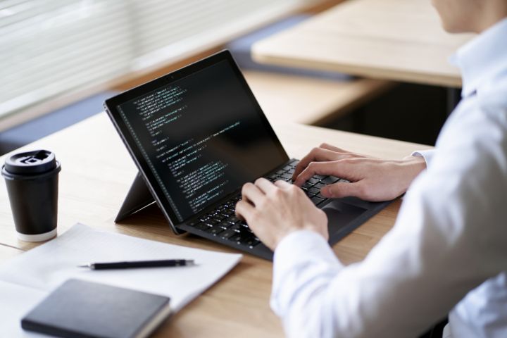 パソコンで作業している男性の手元の画像