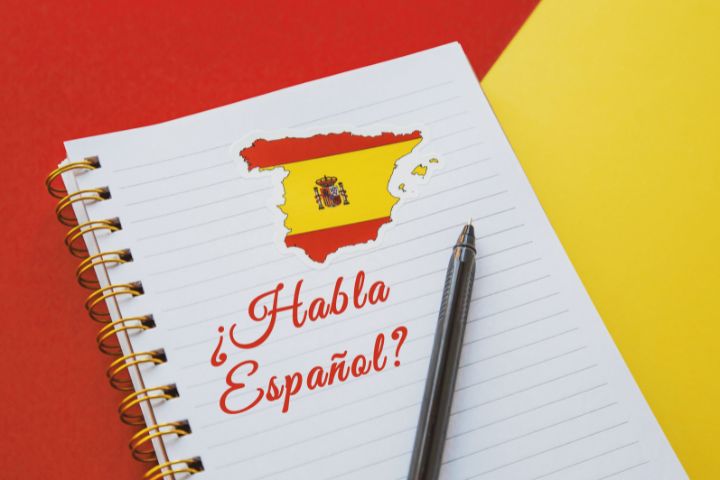 スペインの国旗とスペイン語が書かれたノートの画像