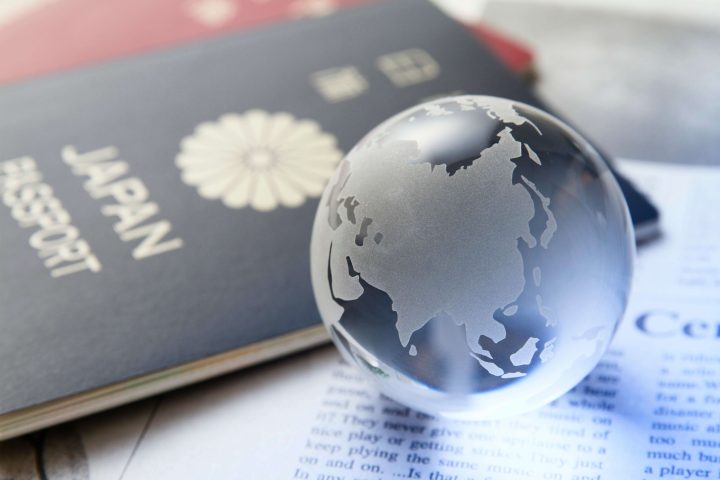 パスポートと地球儀のイメージ