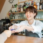 カフェで接客している若い日本人女性の画像