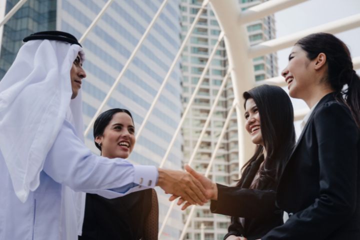 通訳をする日本人女性の画像