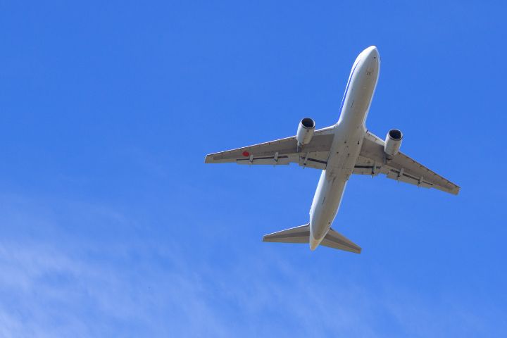 ヒコーキと青い空の画像