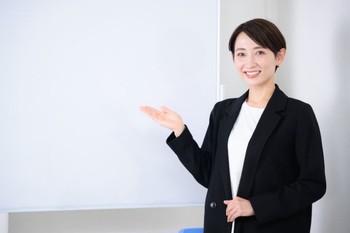 解説している女性のイメージ