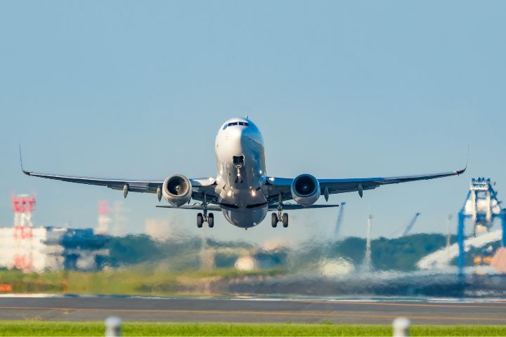 離陸する飛行機のイメージ