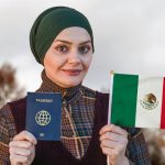 パスポートとメキシコ国旗を持つ女性の画像