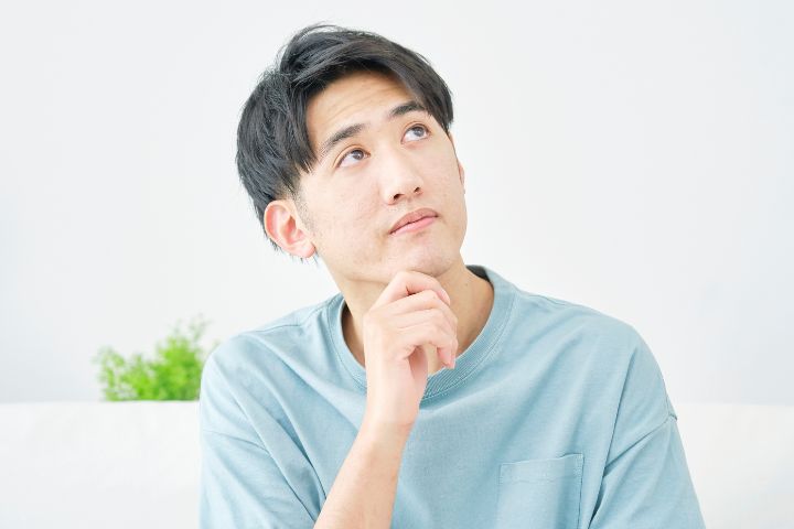 男性が考え事をしている様子