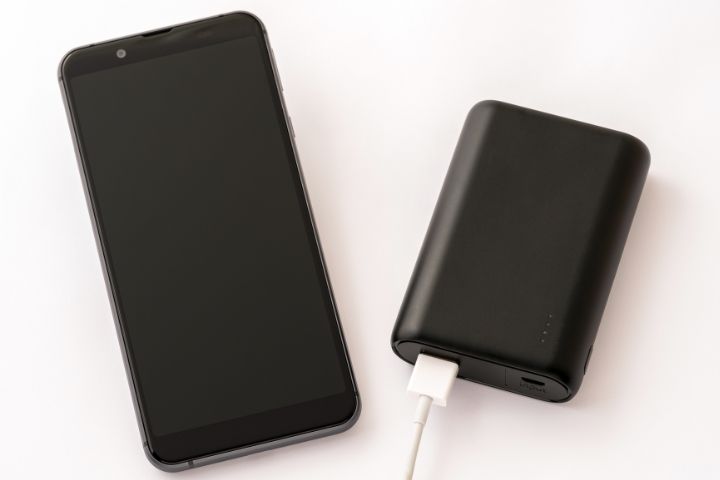 スマホとモバイルバッテリーの画像