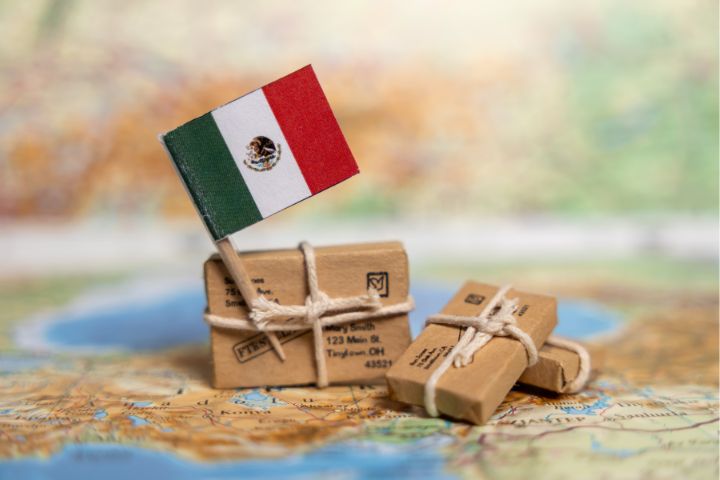 メキシコの国旗と荷物のイメージ