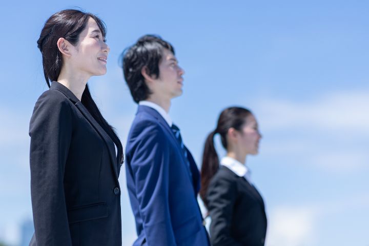 青空と前向きなビジネスパーソンの画像