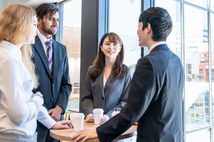 ビジネスパーソンが会話している様子