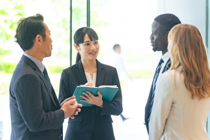 日本人と外国人がビジネスの場で会話している様子