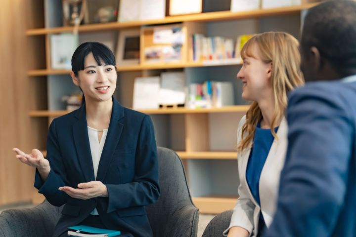 通訳をしている女性のイメージ