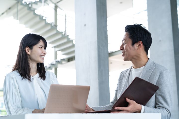 男女のビジネスパーソンが会話している様子