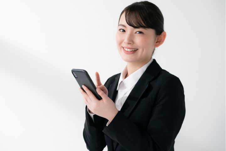 女性がスマホを操作しているイメージ